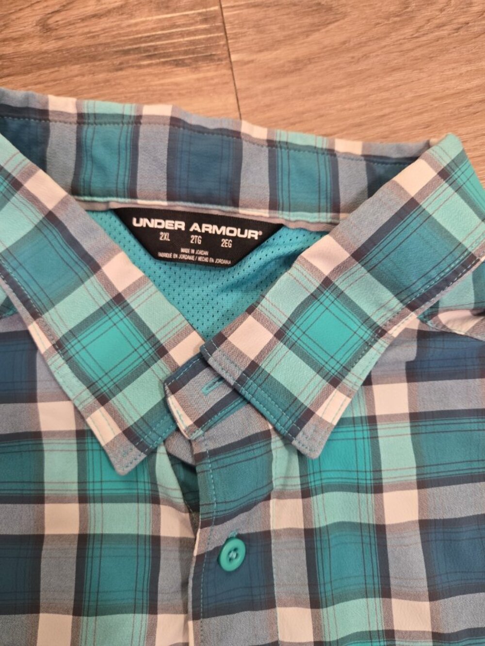 Under Armour Motivate Vented Short Sleeve Men’s Fitted Plaid Button Down - Picture 12 of 12